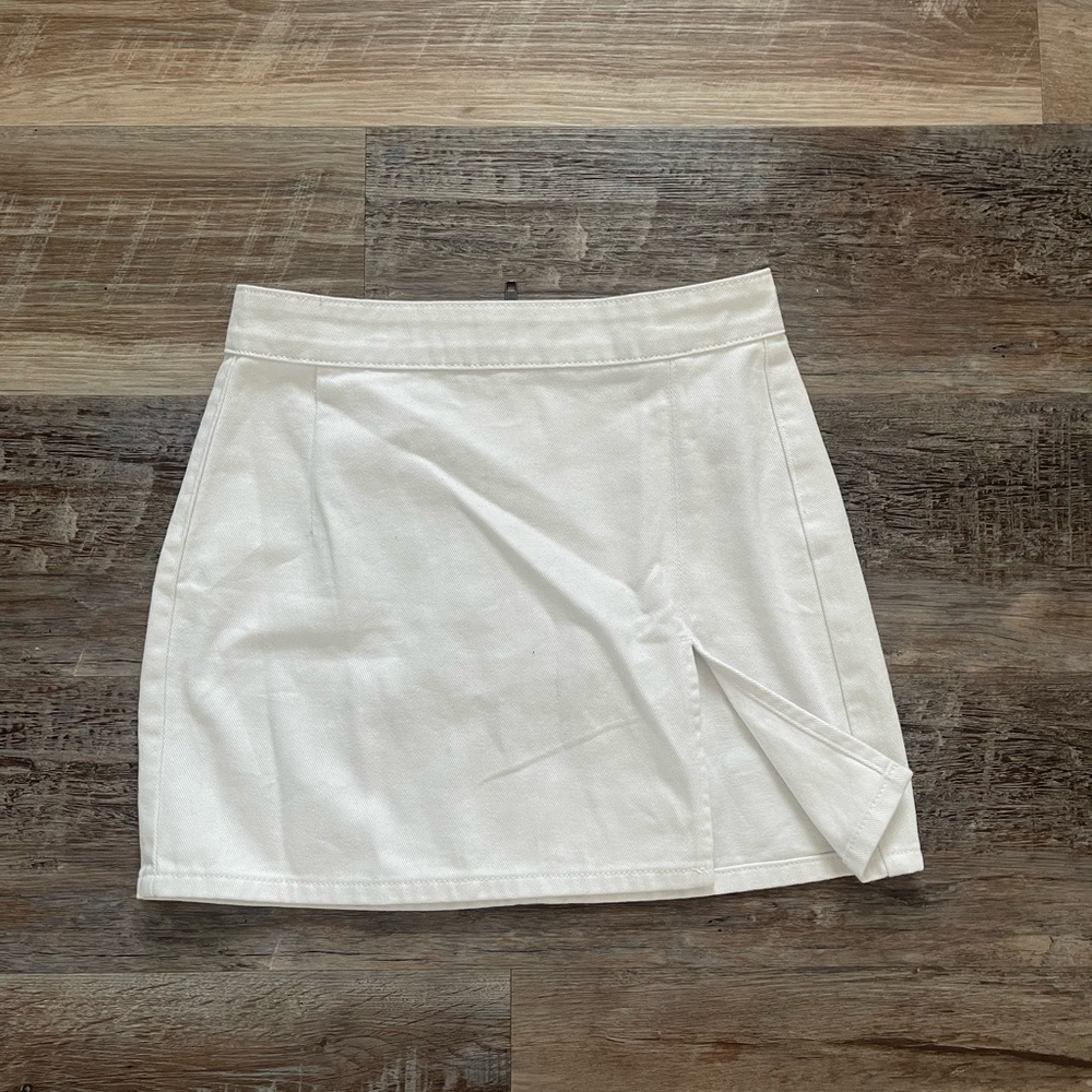 While skirt with slit.